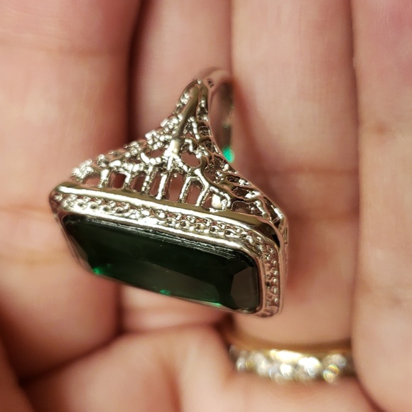 Large Emerald Green Ring - Picture 7 of 9